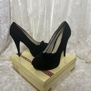 “Vanessa” Elegant Black High Heels SZ: (8.5) New (5) Heel Black/Black